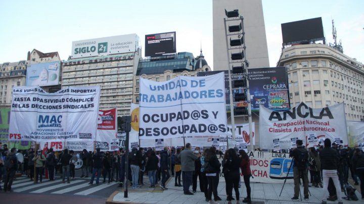 Protestas en el Obelisco en contra de la reunión del Consejo del Salario