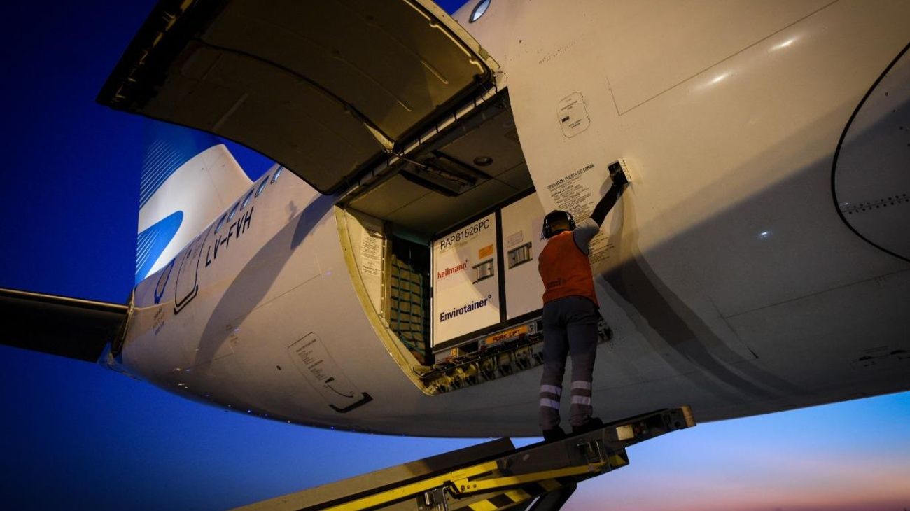Sinopharm: arribó el primero de los 10 vuelos desde China con 768 mil dosis