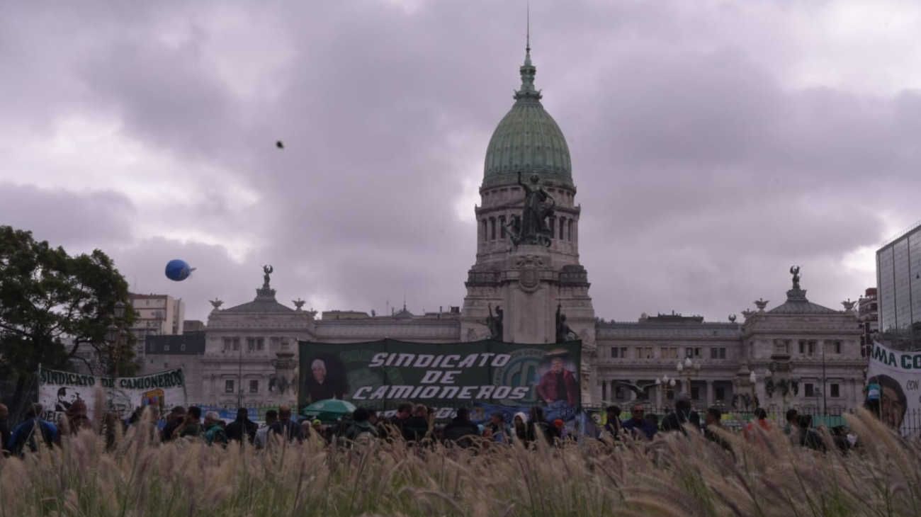 La marcha por los jubilados logró unir al kirchnerismo, la CGT y la Izquierda ante un Congreso totalmente vallado