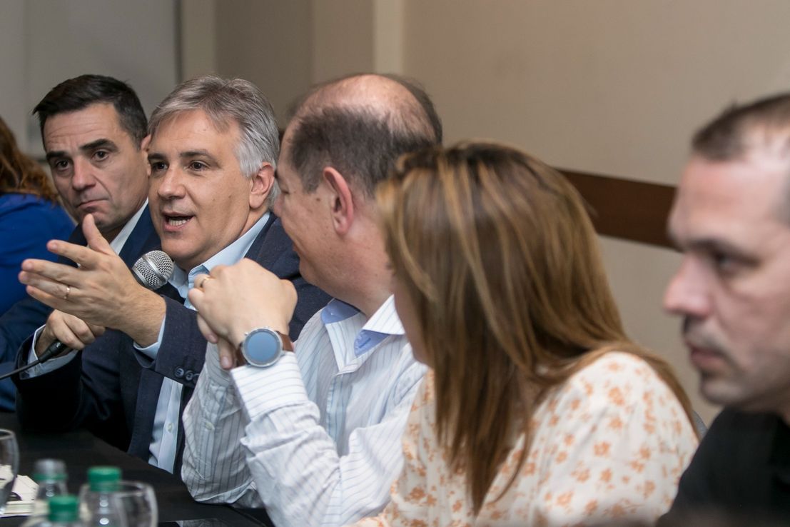Llaryora y Prunotto se reunieron con intendentes radicales