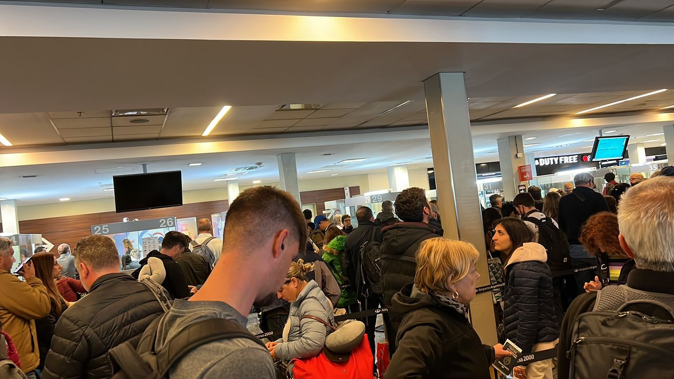 Una falla en el sistema de Migraciones y un objeto sospechoso: los pasajeros sufrieron demoras en Ezeiza