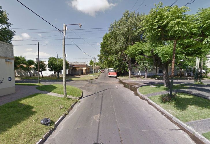 "Sacá a la nena que no nos sirve", gritó un ladrón al robar un auto