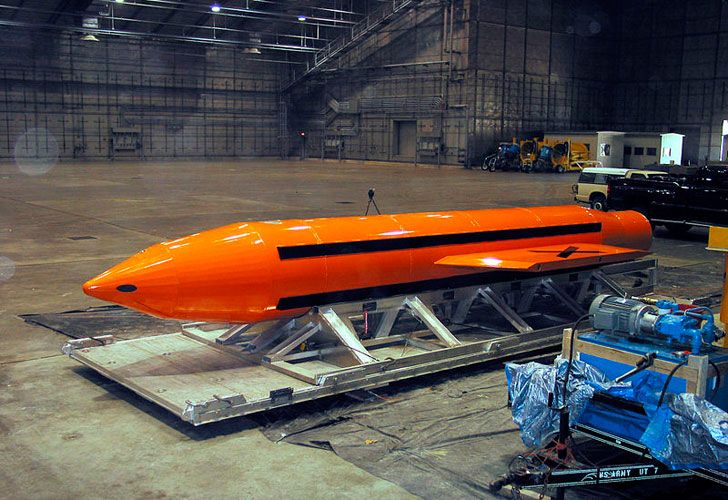 Trump ordenó lanzar la bomba más poderosa y se fue a celebrar Pascuas