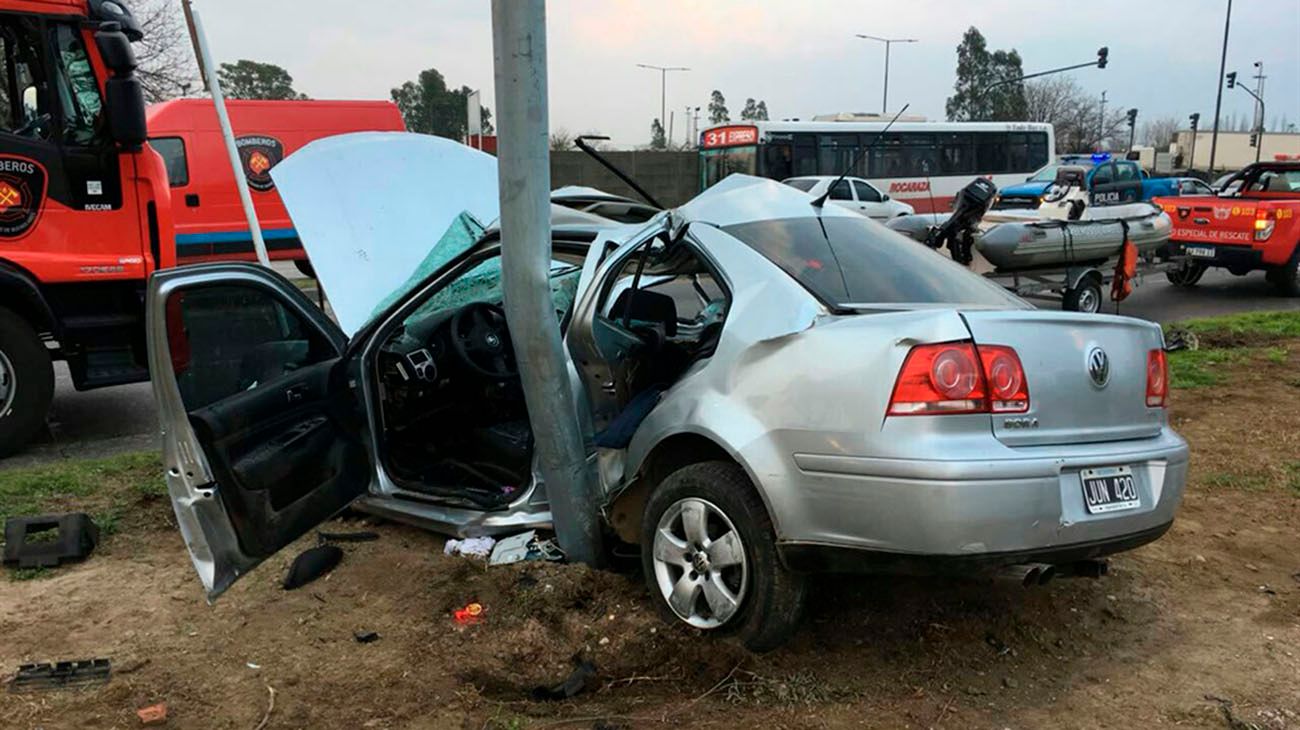 Una moto cayó al Riachuelo por un choque y murió un policía