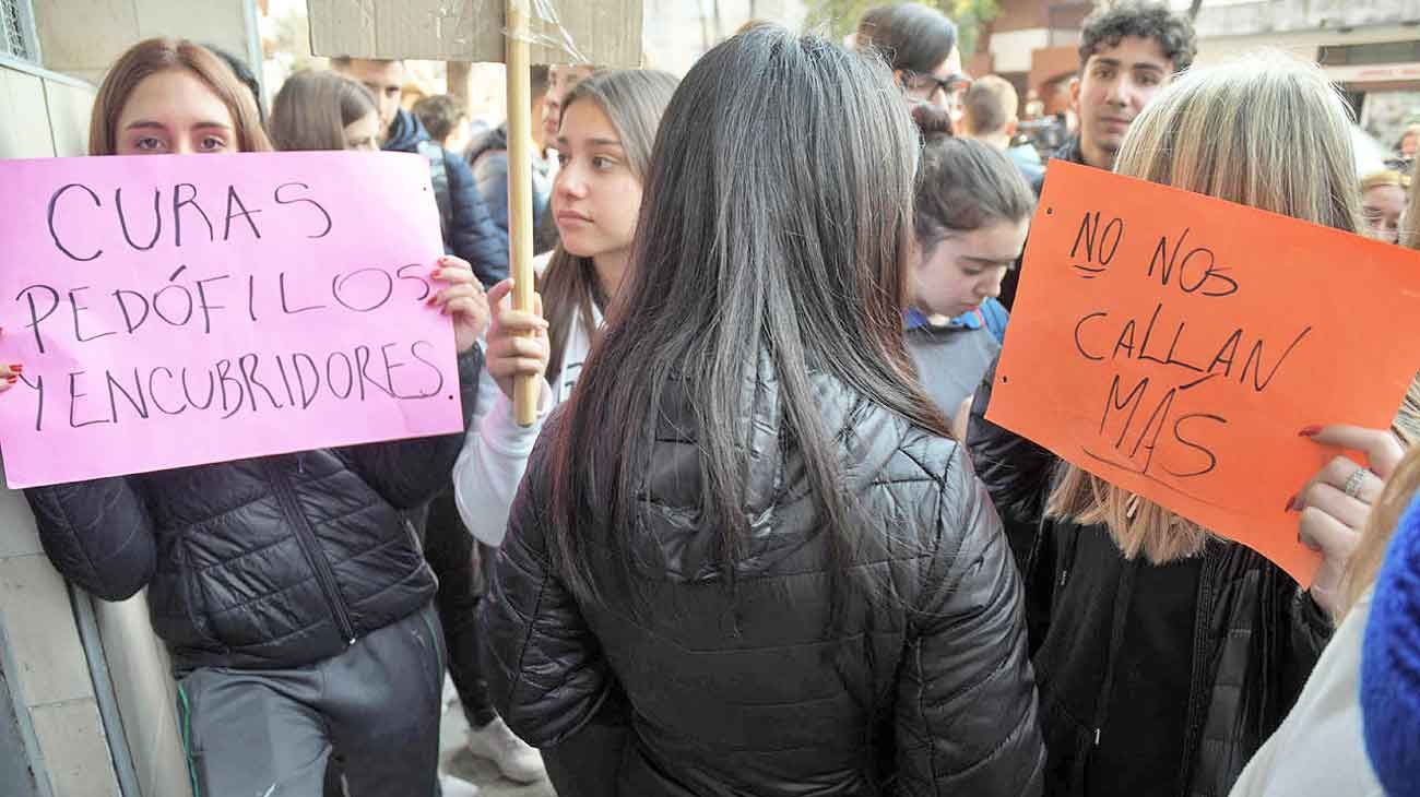 Separan a un cura acusado de acoso en una escuela de Liniers