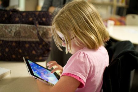 Tecnología en vacaciones: riesgos y recomendaciones para no caer en un abuso