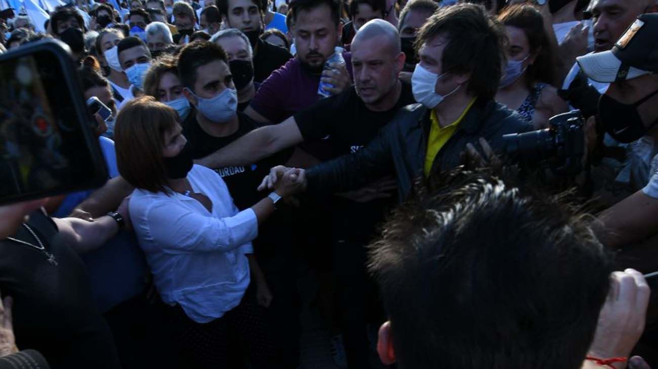 El cordial saludo de Milei y Bullrich en la marcha del 27F