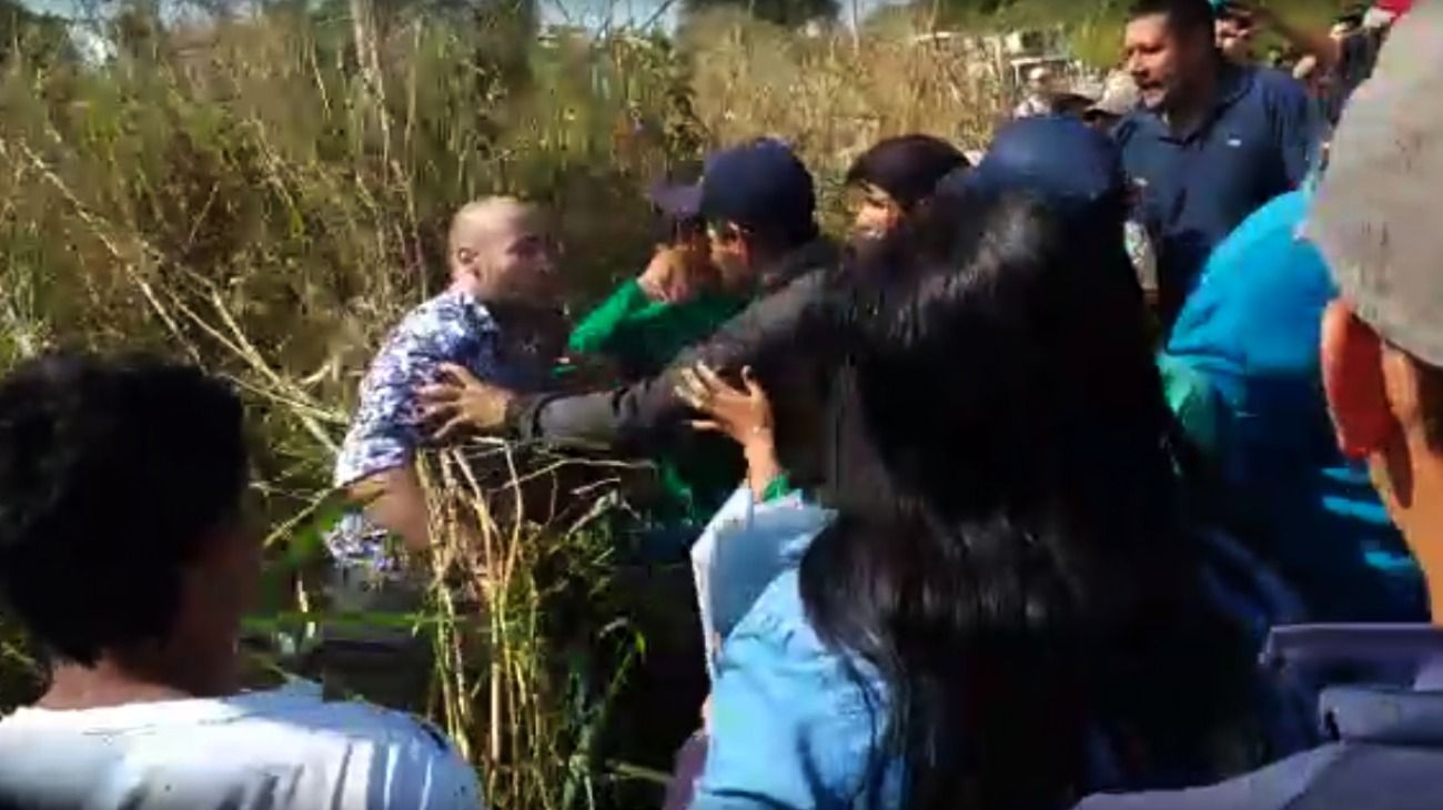 Video | Piqueteros agredieron a turistas que no querían perder sus vuelos en Iguazú