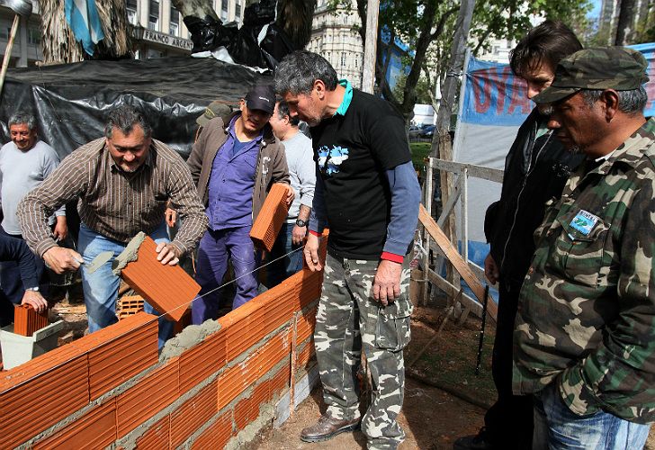Soldados movilizados por Malvinas edifican vivienda en Plaza de Mayo