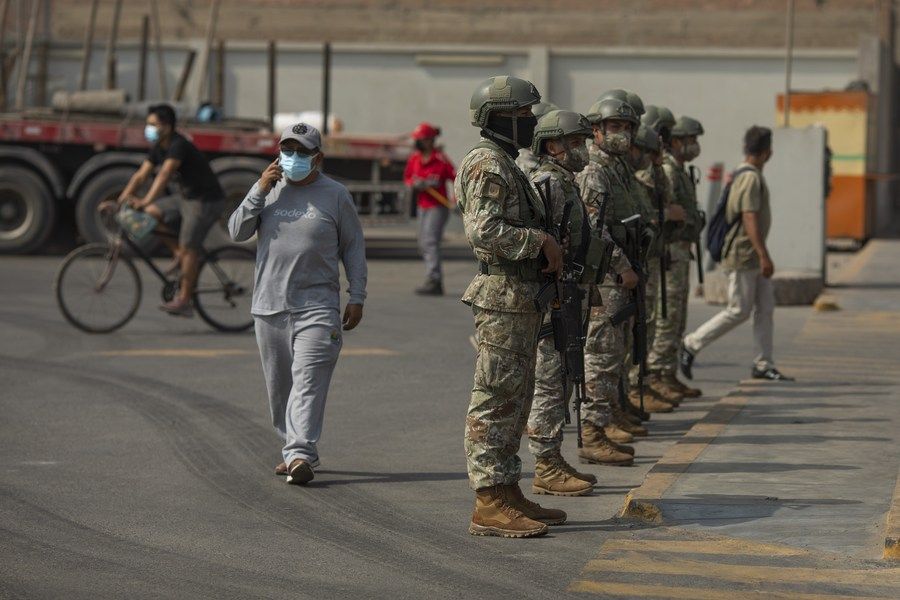 Declaran el toque de queda tras el asesinato de trece mineros en Perú