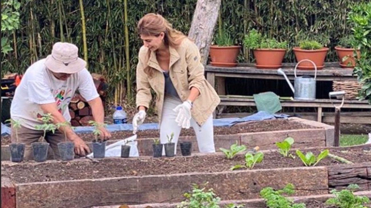 Juliana Awada, a pleno con la estrategia marketinera de la huerta y la cocina