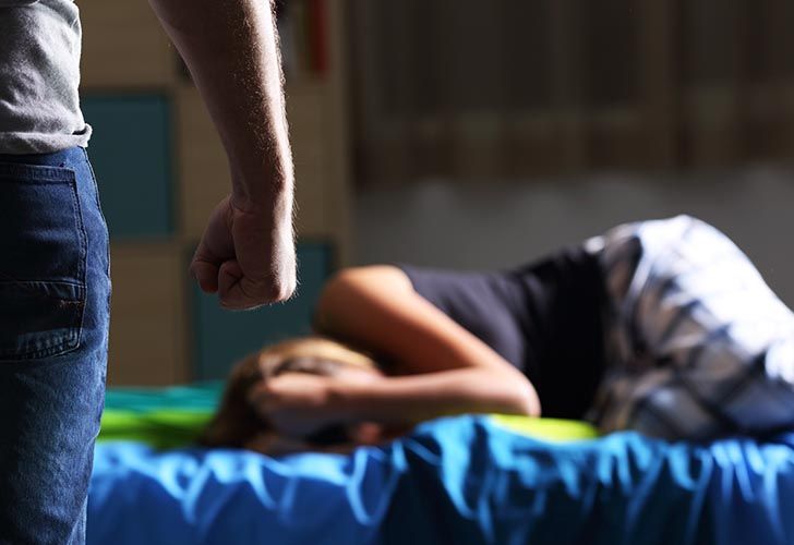 Le vendó los ojos para darle un regalo de San Valentín, la golpeó y la violó