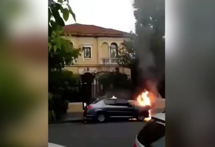 Prendieron fuego dos autos frente a la casa de Zaffaroni