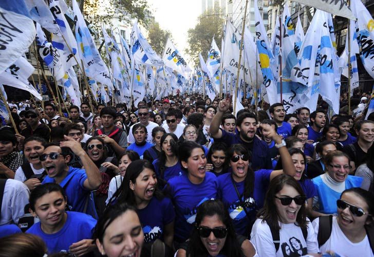 Para La Cámpora, "la aristocracia vuelve a brindar con champán"