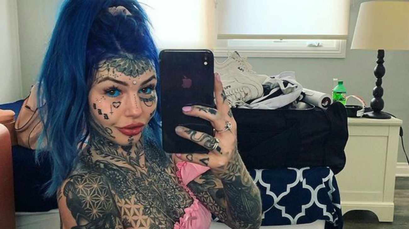 Se tatuó los ojos, estuvo ciega durante tres semanas y no se arrepiente