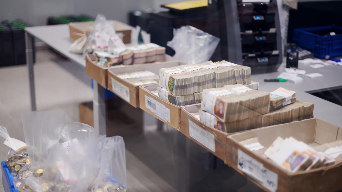 Bancos argentinos amplían sus bóvedas para guardar montones de pesos