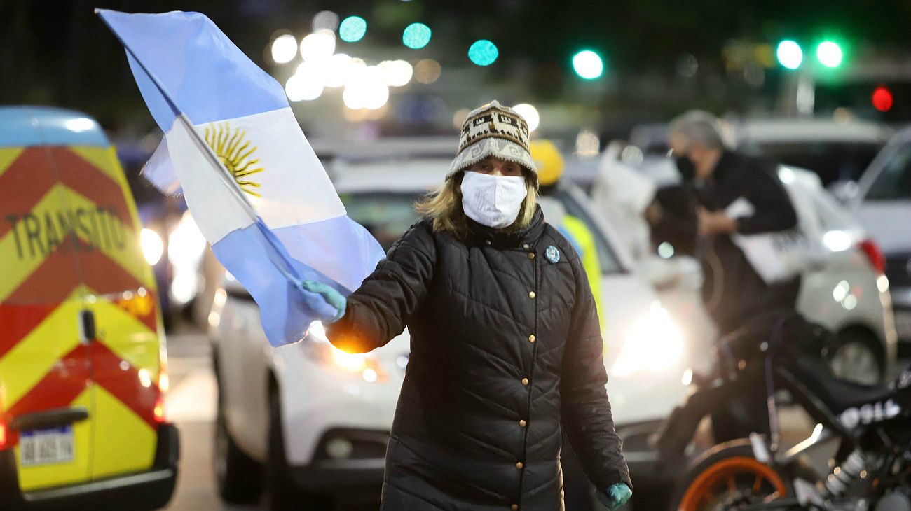 Convocan a un "Argentinazo" contra la cuarentena para mañana en el Obelisco