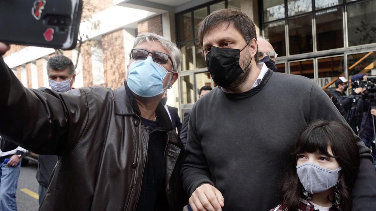 Un grupo de chicas agredió a Leandro Santoro en pleno centro porteño