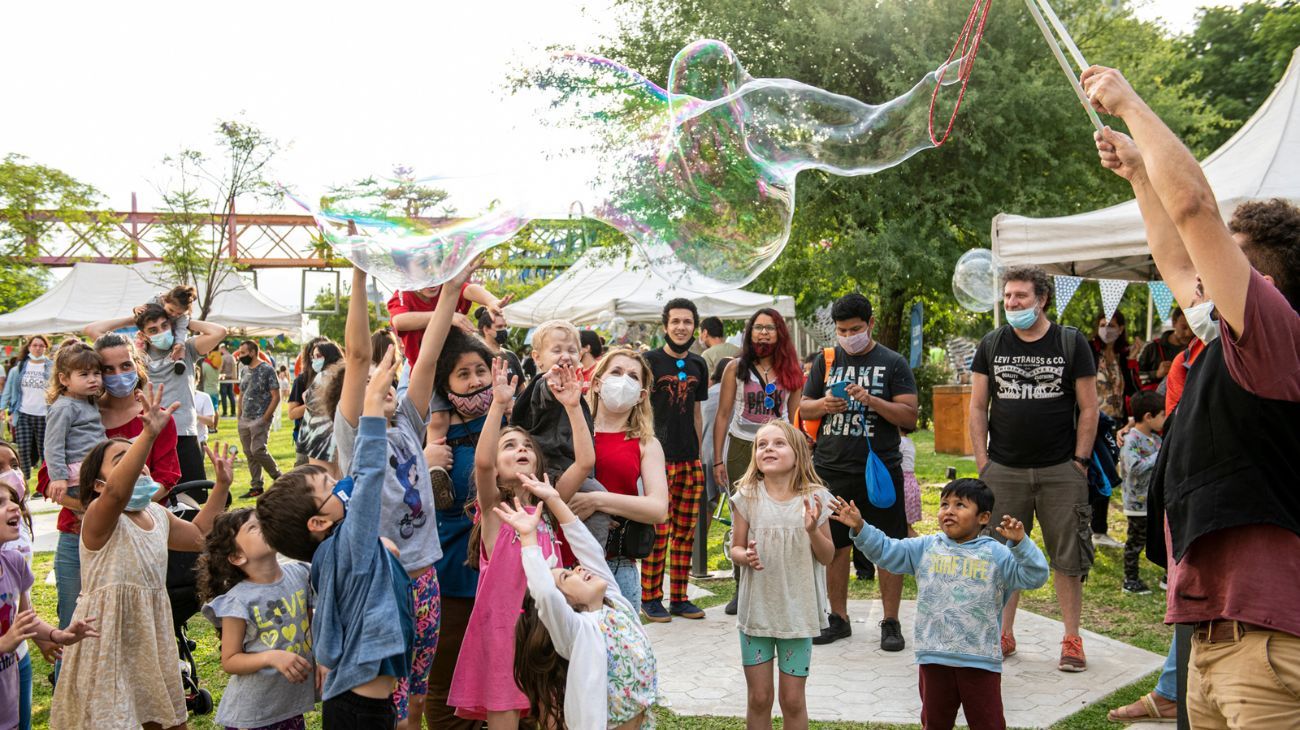 Mujeres y niñas protagonizan una feria científica al aire libre