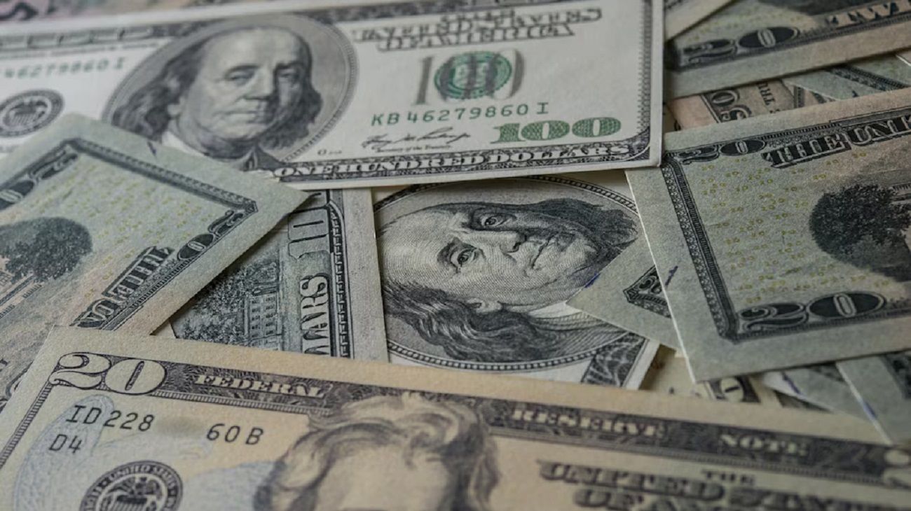 El dólar blue pierde valor este 28 de julio tras conocerse el acuerdo con el FMI