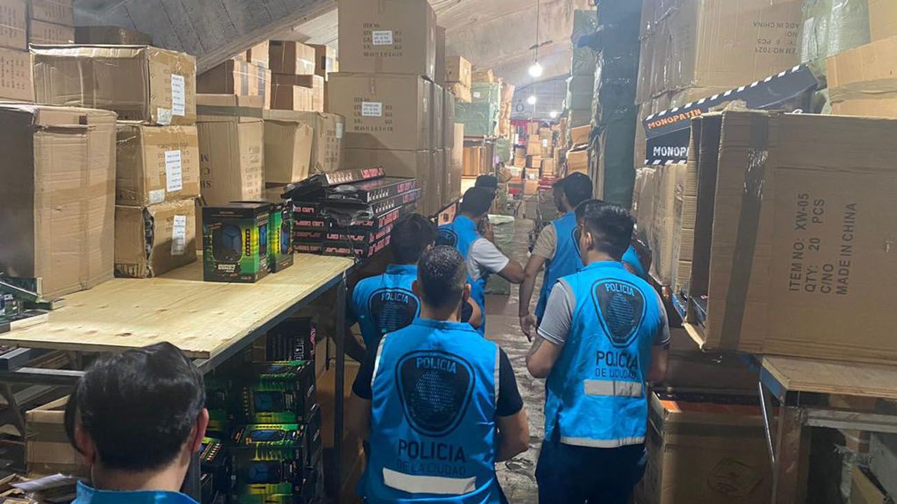 Megaoperativo en Once: se decomisaron 14 contenedores de mercadería trucha