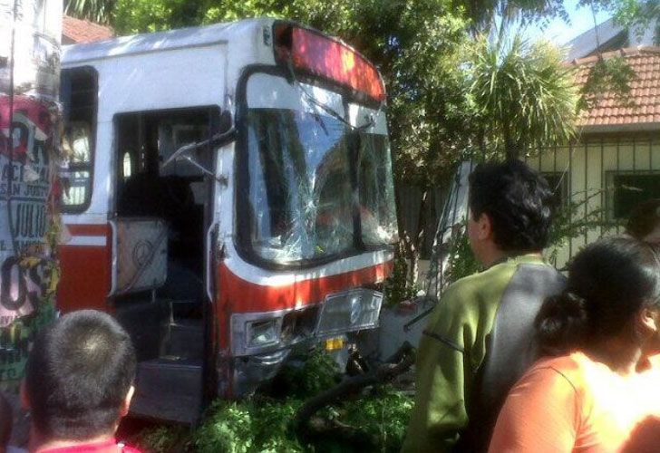 Un micro chocó contra un jardín de infantes: cinco heridos