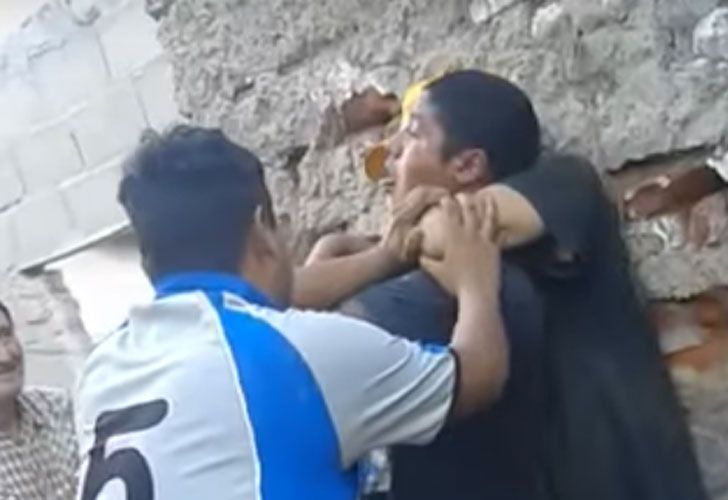 Video | Así "aprietan" los narcos a un chico que no quiere vender drogas