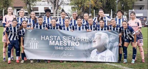 El equipo femenino de Talleres homenajeó a Luis Galván