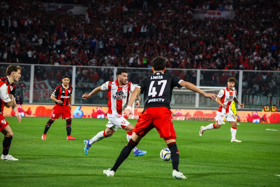 Instituto ganó en las tribunas, pero fue goleado por River en el terreno de juego