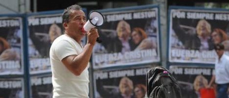Reclamó con megáfono la tenencia de su hija