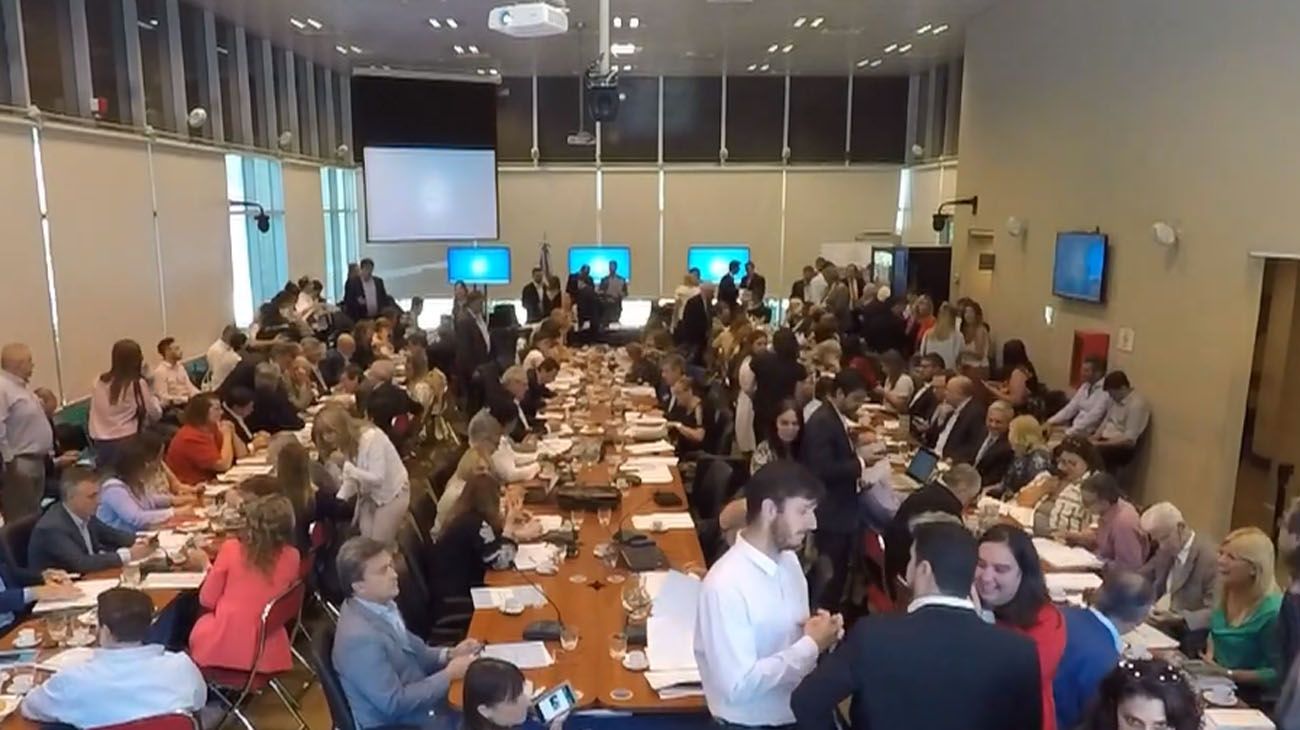 Avanza el plenario de comisiones para debatir la "Ley Ómnibus"