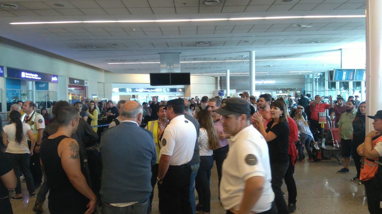 Ya son más de 150 los vuelos cancelados y hay 18 mil pasajeros varados