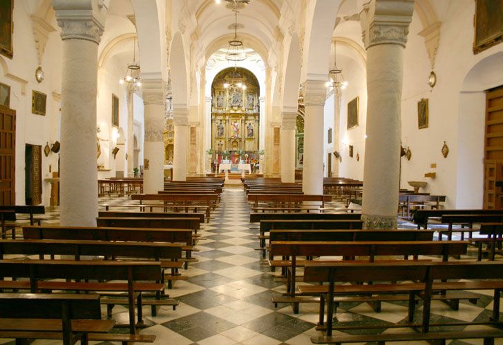 Simularon que se querían casar y asaltaron al cura