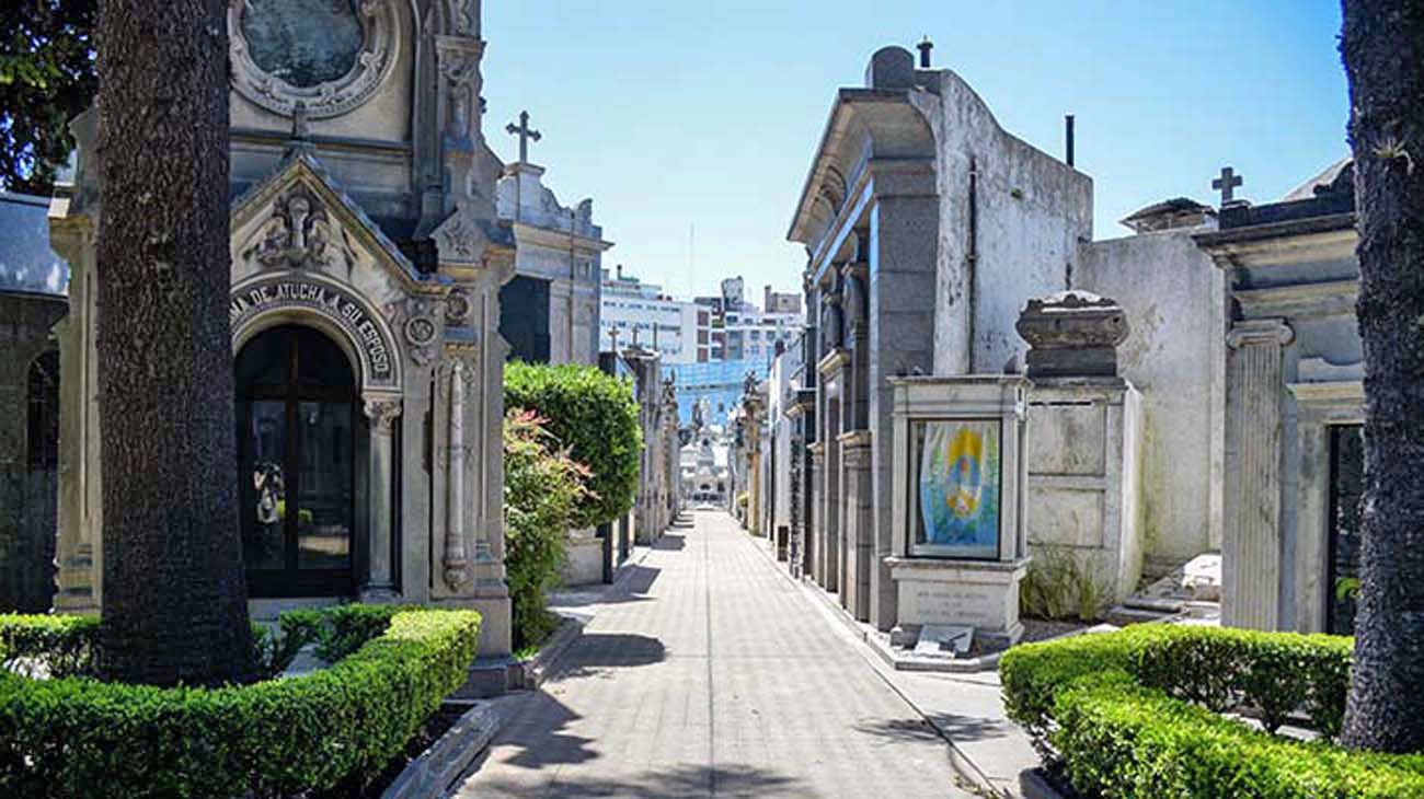 Cumple 200 años el Cementerio de Recoleta donde “conviven” en paz varios que “se sacaron chispas” en vida