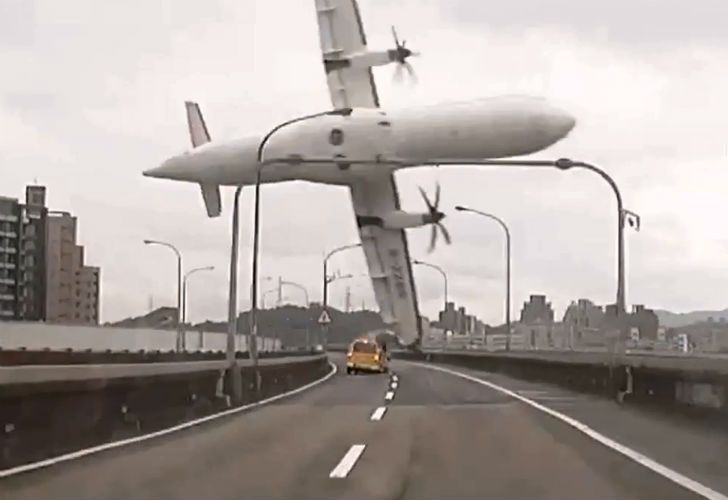 Un avión cayó sobre una autopista y terminó en el río