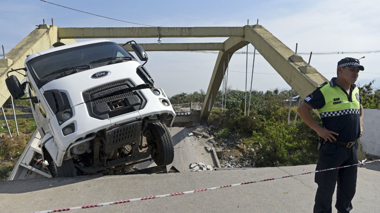 Tucumán: se desplomó otro puente cuando un camión intentaba cruzarlo
