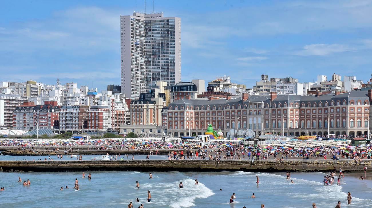Vacaciones: tras la advertencia de Gollán, en Mar del Plata presentaron protocolo para el verano