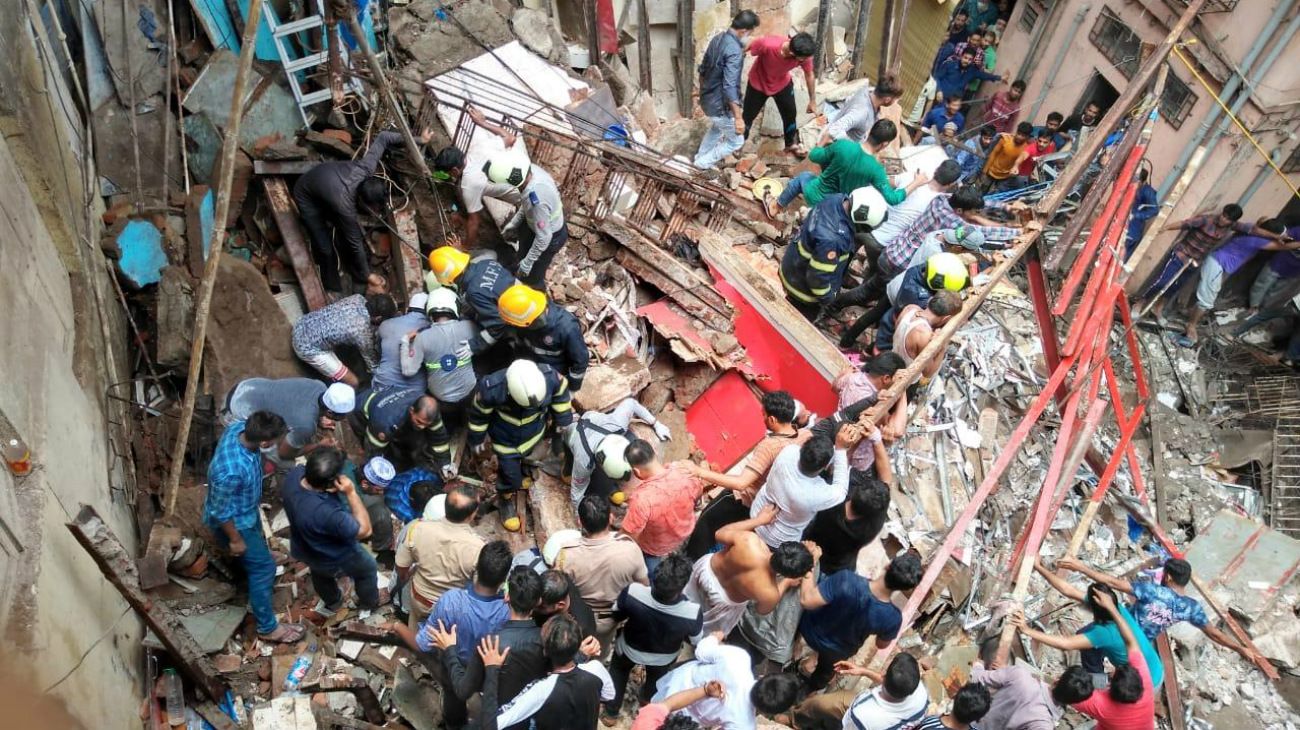 Unas 50 personas quedaron atrapadas bajo los escombros de un edificio en la India