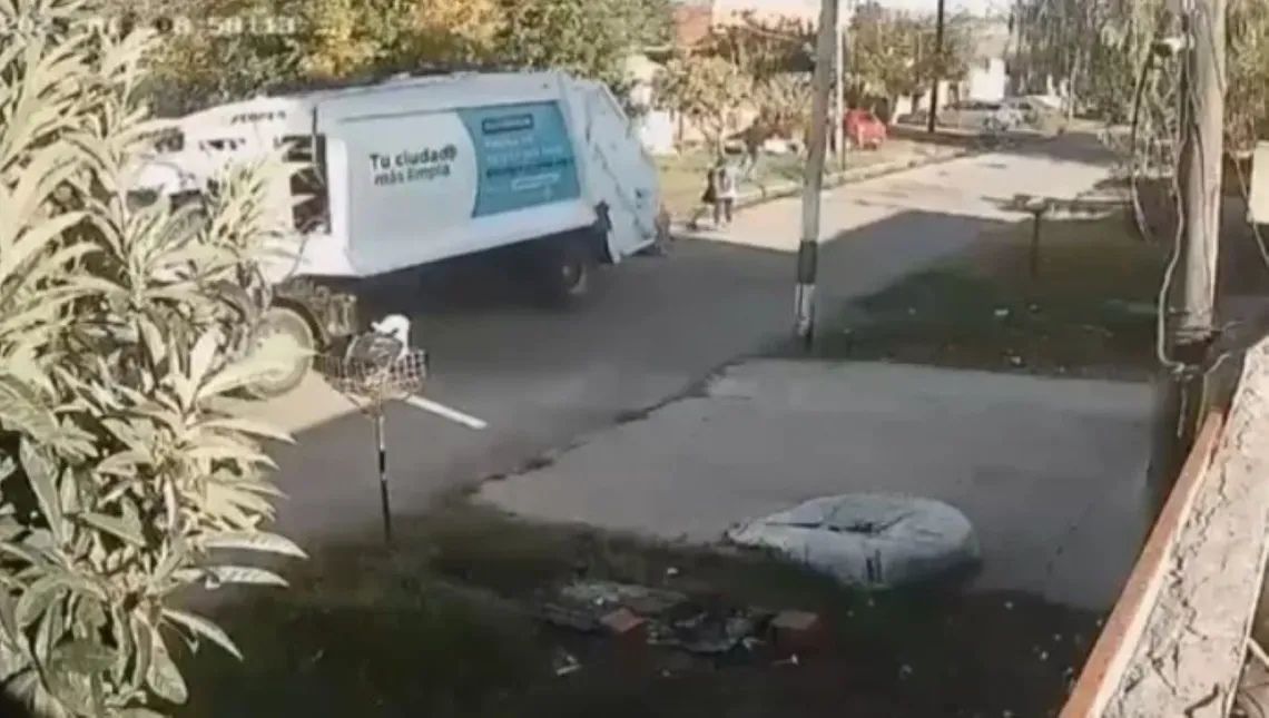 La Plata: una barrendera muere al ser arrollada por un camión recolector de basura