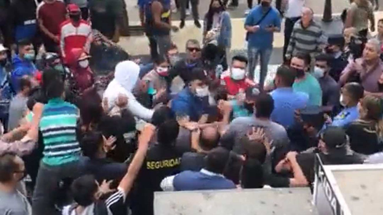 Protestas en La Rioja: acusan a una intendenta radical de contratar empleados públicos y no pagar salarios