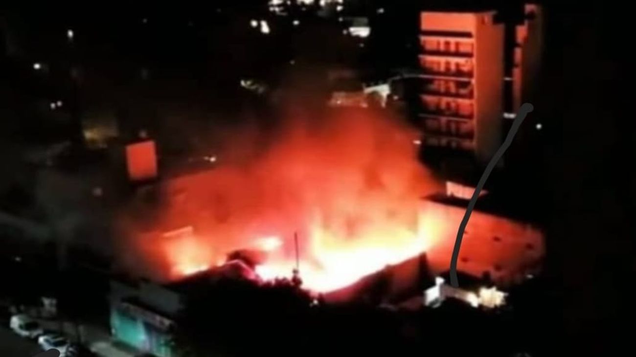 Video: incendio y explosiones en un supermercado de Villa Urquiza