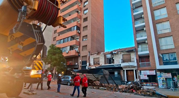 Córdoba: comenzó demolición controlada del edificio tras derrumbe fatal en el Bv. San Juan