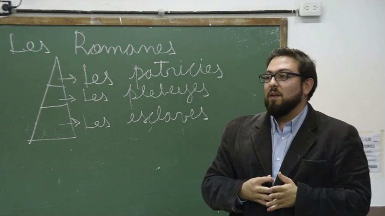 El profesor de Historia que enseña con Lenguaje Inclusivo y habla de "les romanes"