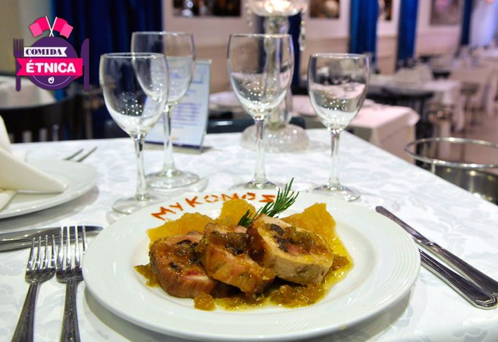 A comer y a romper platos en un restaurante griego