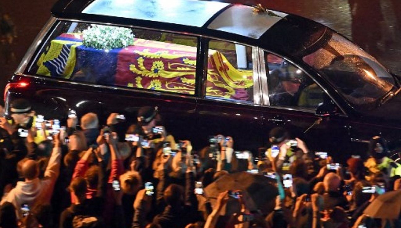 Miles de británicos despiden a Isabel II y se vuelcan masivamente a las calles