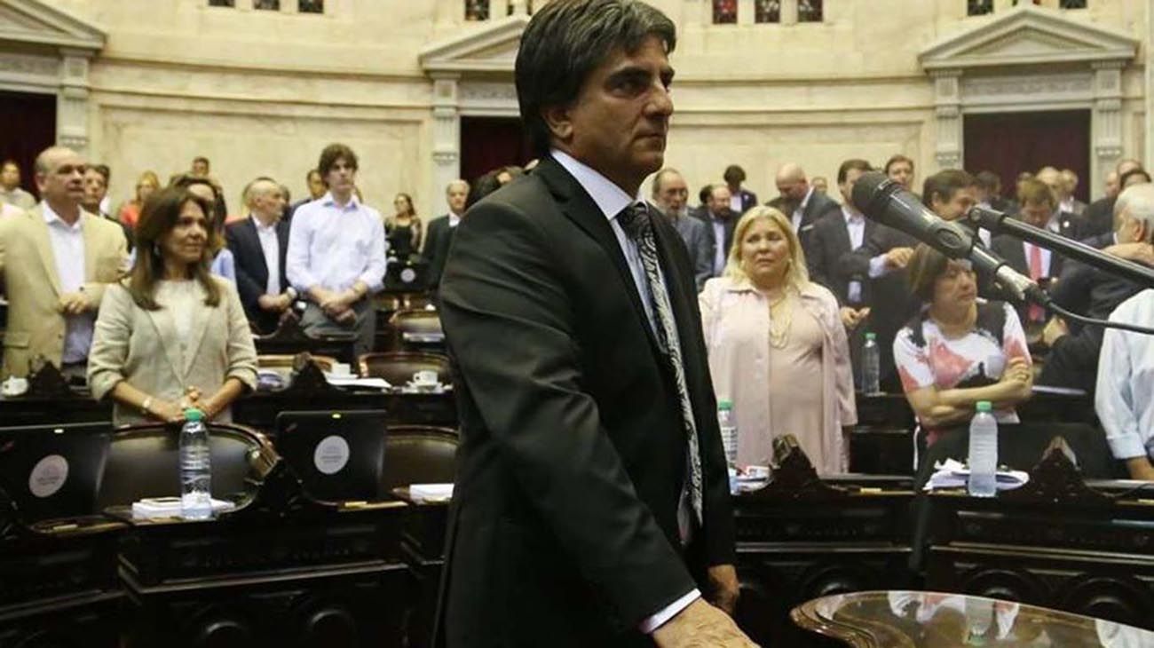 Piden la suspensión del diputado K que se vacunó pese a no ser personal esencial