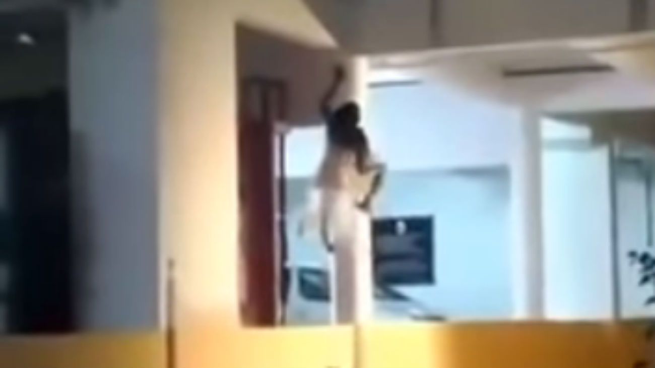 VIDEO: curiosa "mujer fantasma" escala paredes en México