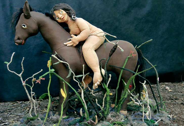 Una artista explora los miedos de la infancia con su obra