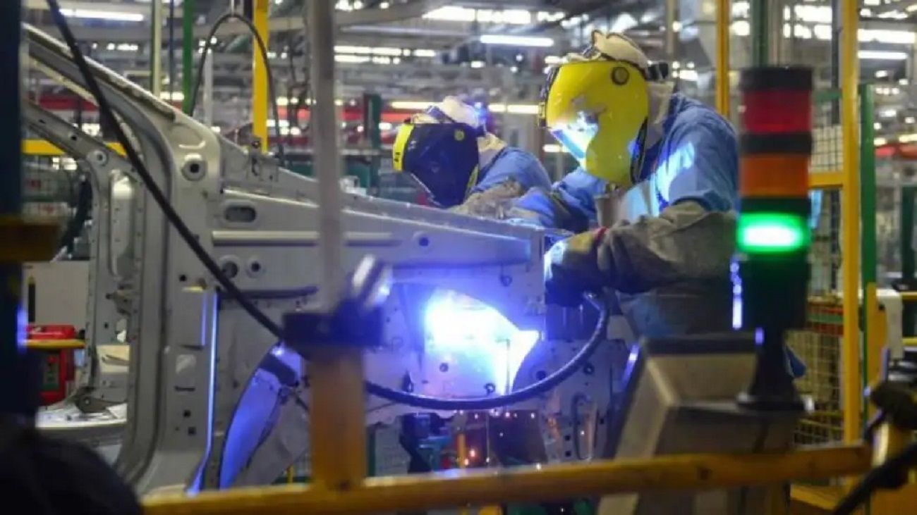 Señales mixtas: la industria repuntó en agosto pero la construcción volvió a caer