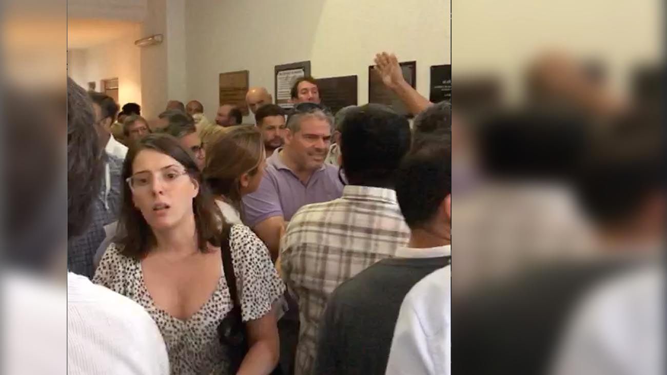Militantes radicales a las piñas en la elección del presidente del Comité